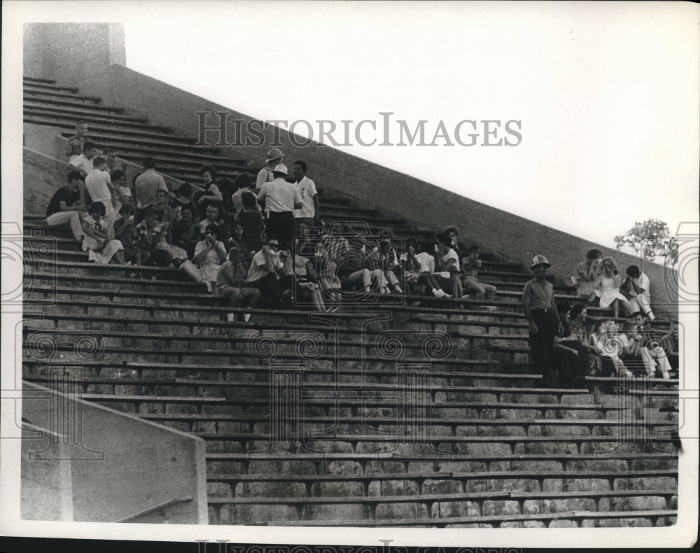 1964 Press Photo Houston mosquito control program; people hide their face- Historic Images