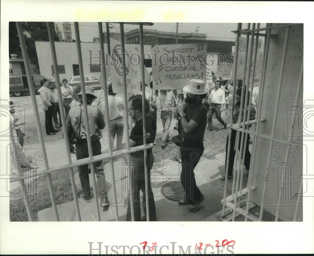 1985 Press Photo Members of Musicians Union picket outside union hall-Houston- Historic Images