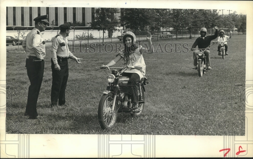 1972 Press Photo Officers help demonstrate motorcycle safety-Houston - hca47311