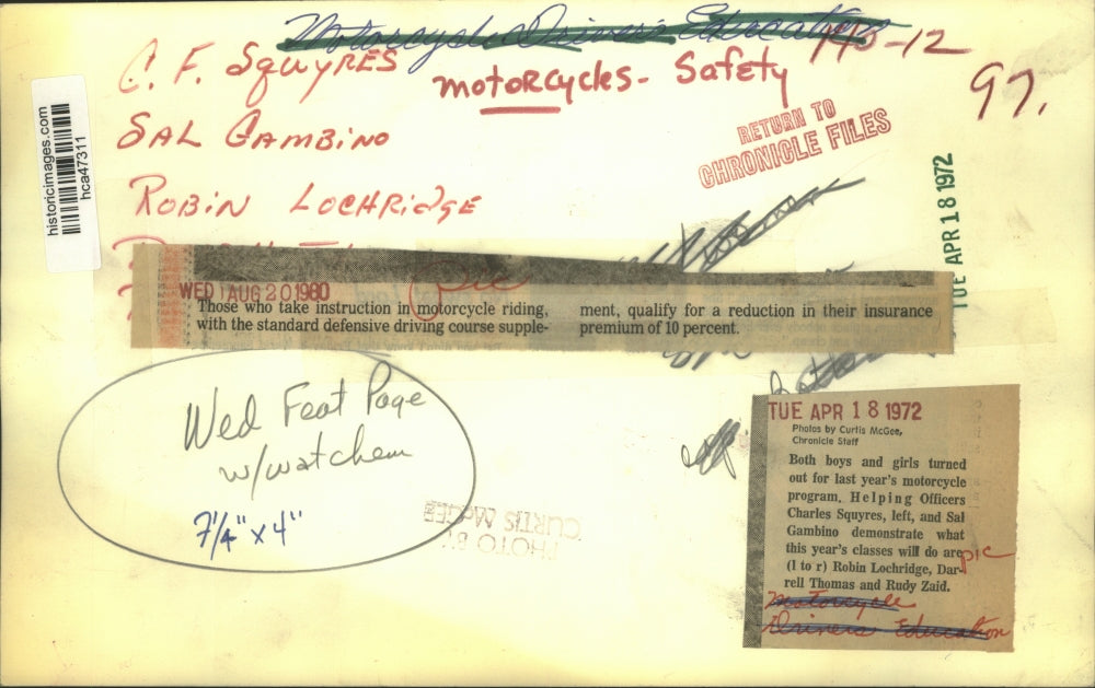 1972 Press Photo Officers help demonstrate motorcycle safety-Houston - hca47311