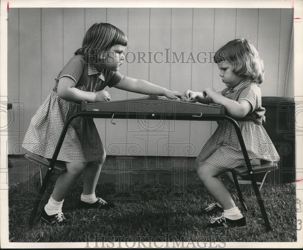 1962 Press Photo Twins Dawn Renee-Brenda Kay Eggleston have disagreement-Houston