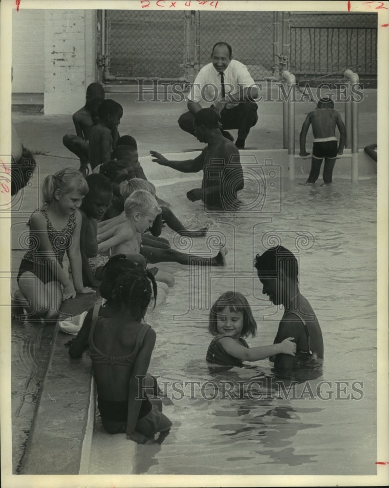 1967 Press Photo Raymond Daniels teaching swimming class - Operation Head Start- Historic Images