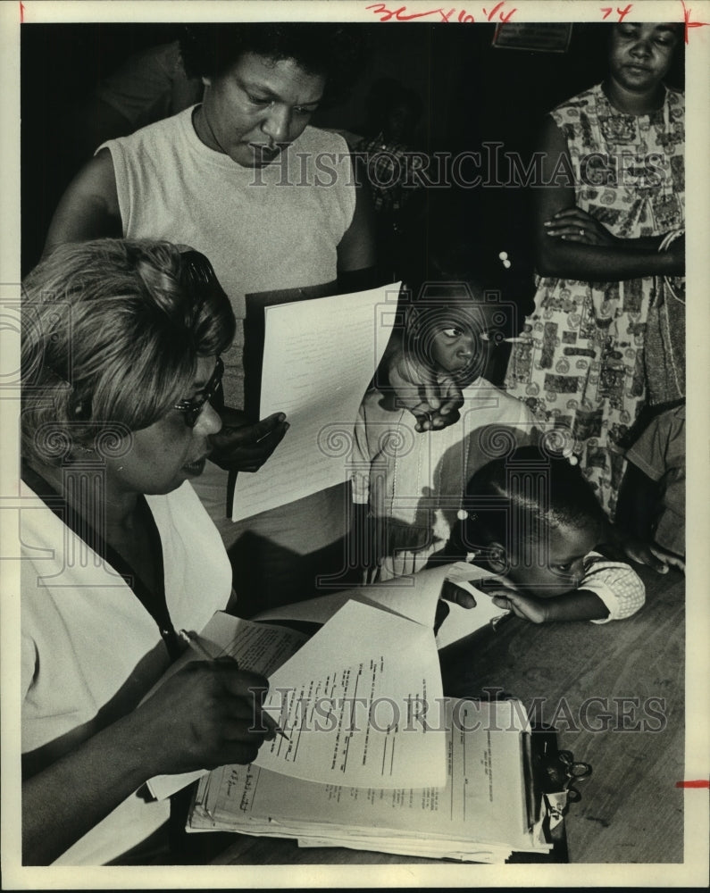 1967 Press Photo Dorothy Williams' family signs up for Houston Head Start