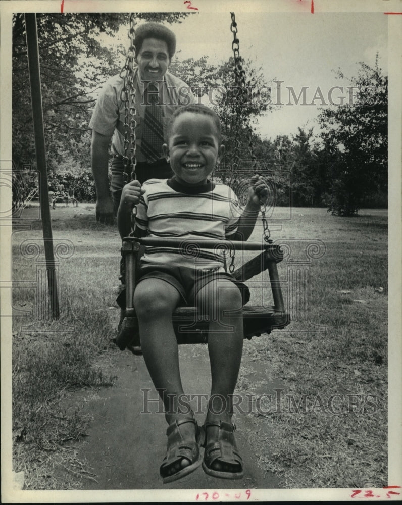 1971 Press Photo Benny Boone pushes Bobby Smith on swing, Operation Pal, Houston