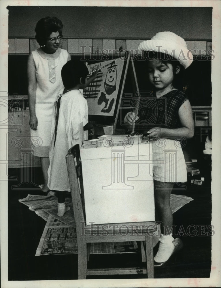 1966 Press Photo Houston Head Start students play in class - hca47566