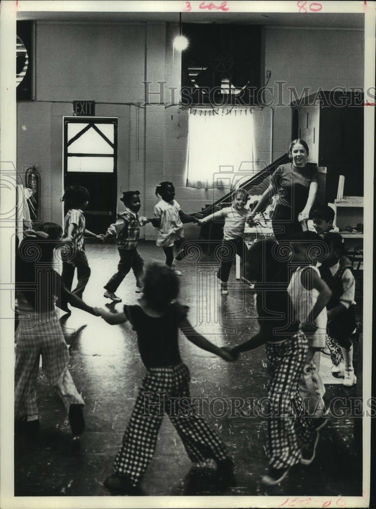 1973 Press Photo Houston Head Start teacher Gena Doyle leads game with class