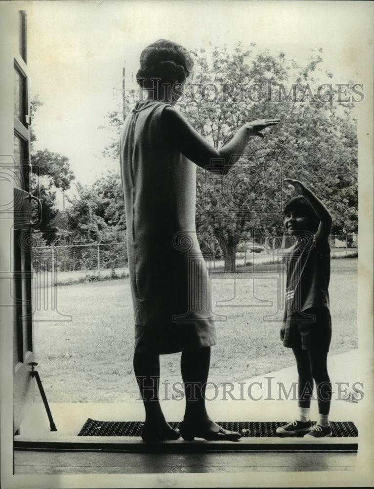 1966 Press Photo Teacher and student play at Head Start in Houston - hca47570- Historic Images