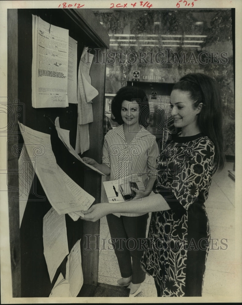 1969 Press Photo Sisters look at Texas open meeting board in Houston - hca47630