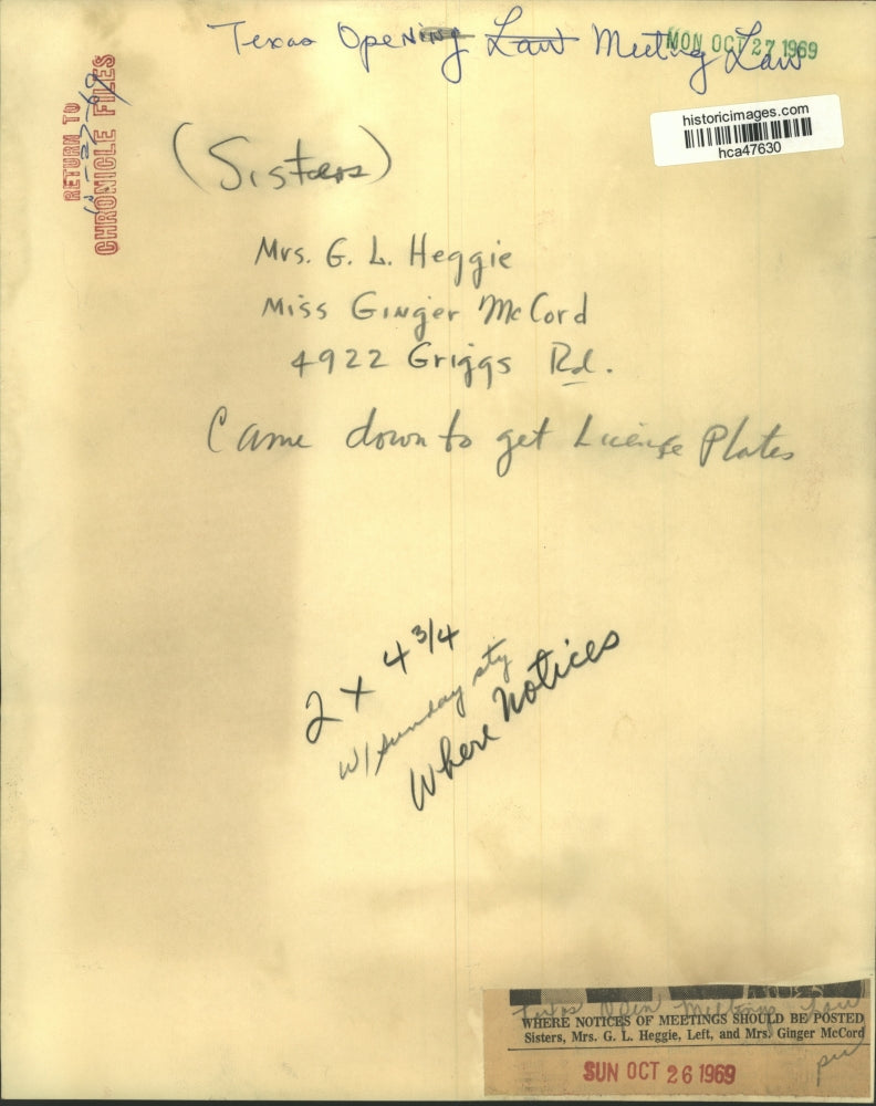 1969 Press Photo Sisters look at Texas open meeting board in Houston - hca47630