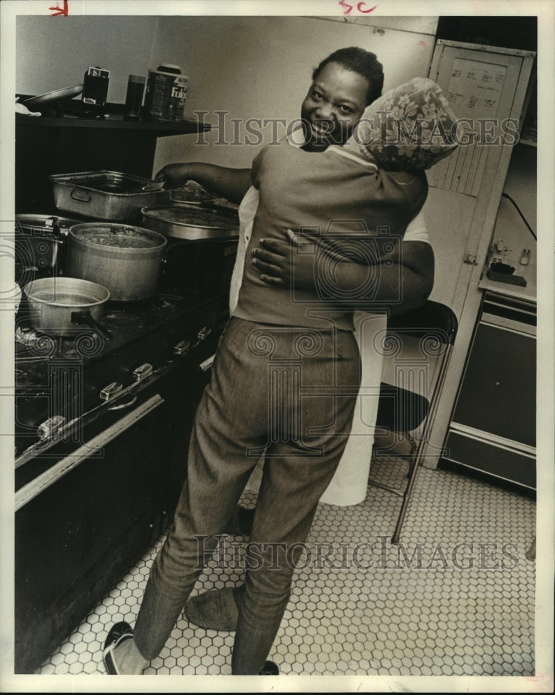 1972 Press Photo Nettie Mayfield gets hug from Opportunity House resident, Texas