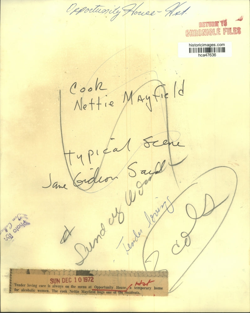 1972 Press Photo Nettie Mayfield gets hug from Opportunity House resident, Texas