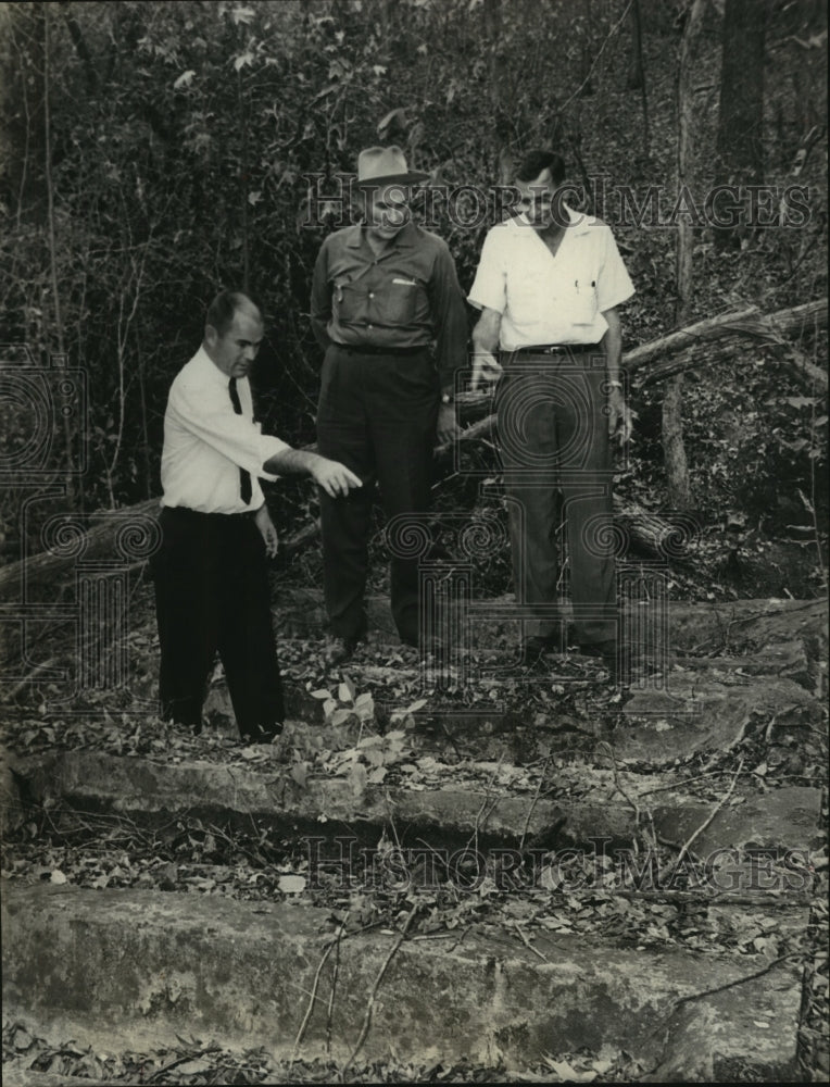 1966 Press Photo Men examine site of former concrete baths in New Birmingham, TX