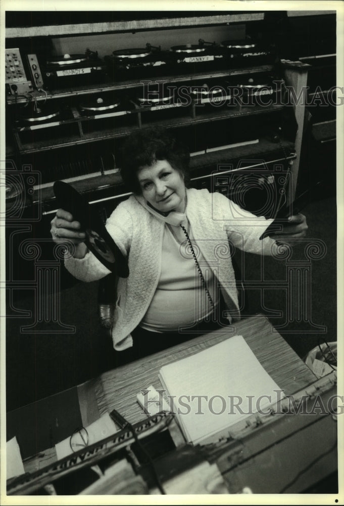 1988 Press Photo D.J. Helen Reutzel in studio; plays back by phone to PA bars- Historic Images