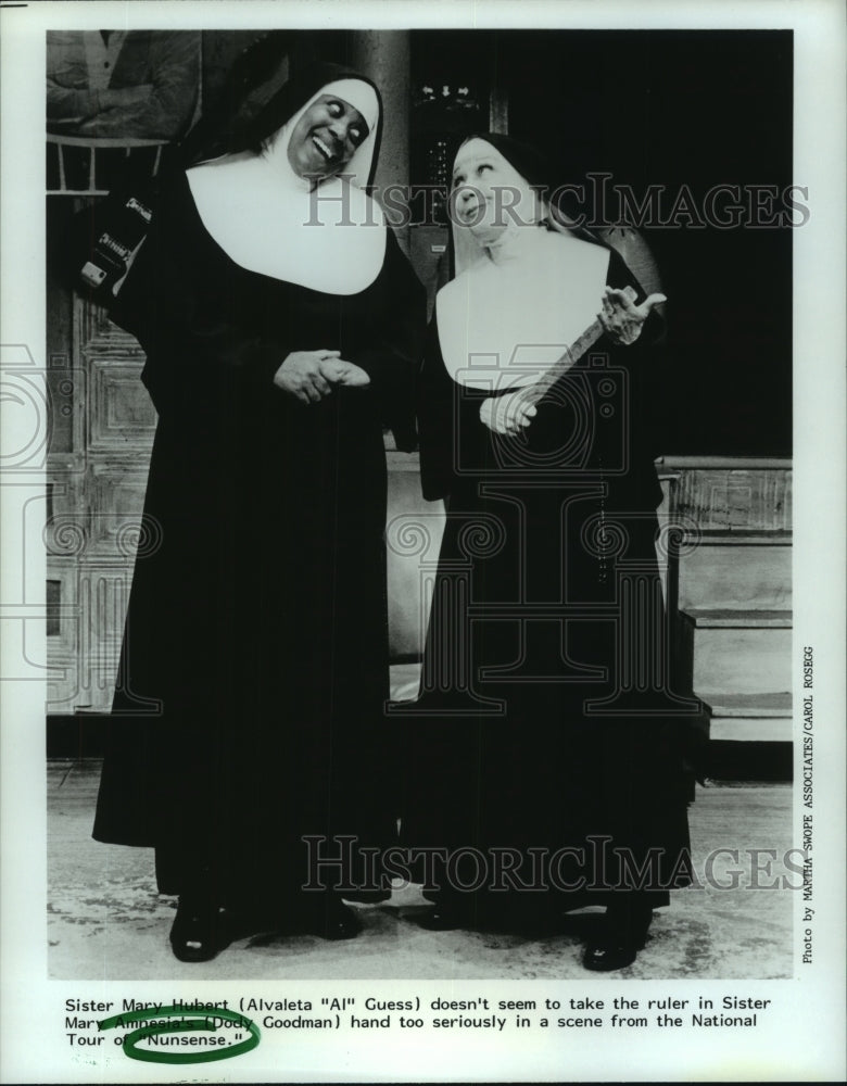 1989 Press Photo Sister with a ruler in scene from National Tour of &quot;Nunsense&quot;- Historic Images