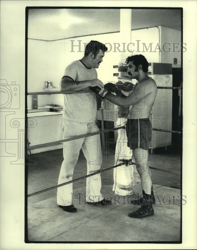 1986 Press Photo Rene Pagan receives council ring-side; Olympiad Gym in Houston- Historic Images