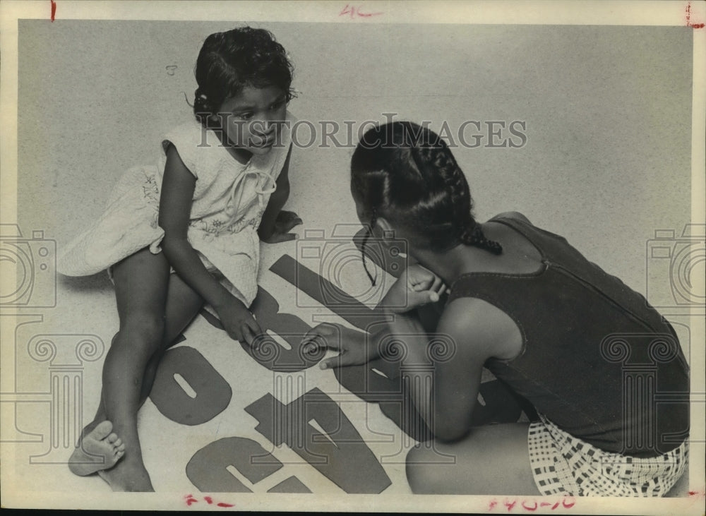 1972 Press Photo Jennifer Bertrand helps sister Ophelia learn - Head Start, TX