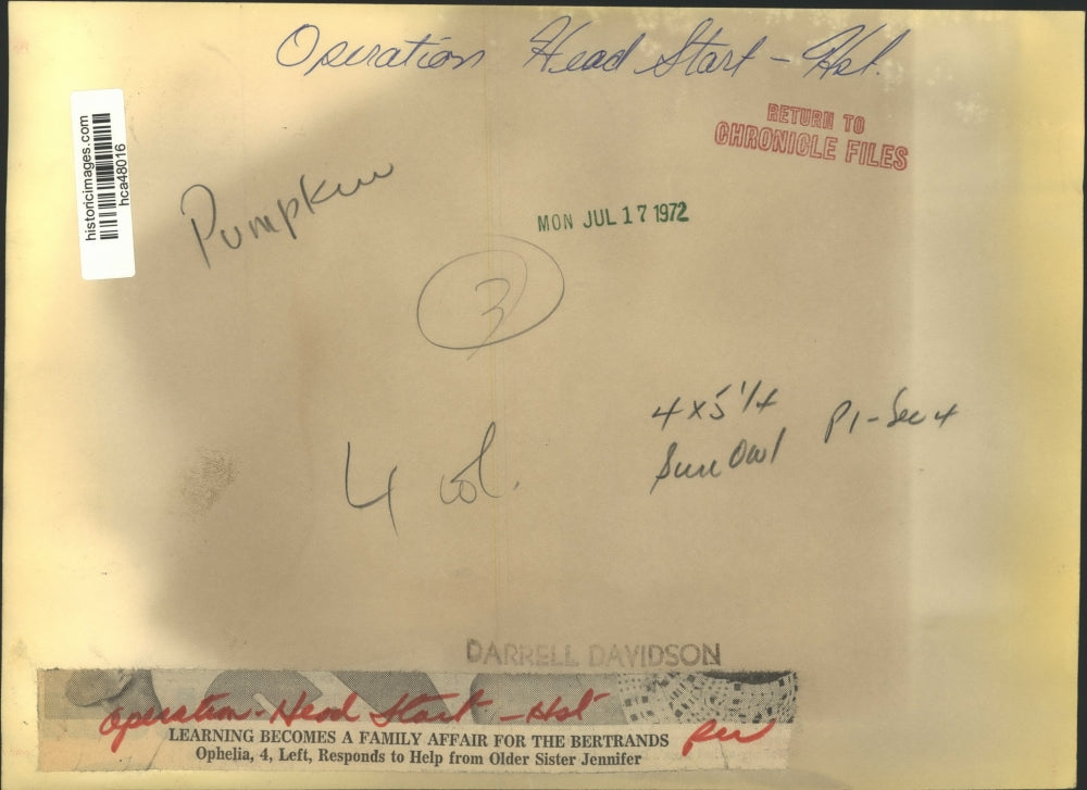 1972 Press Photo Jennifer Bertrand helps sister Ophelia learn - Head Start, TX