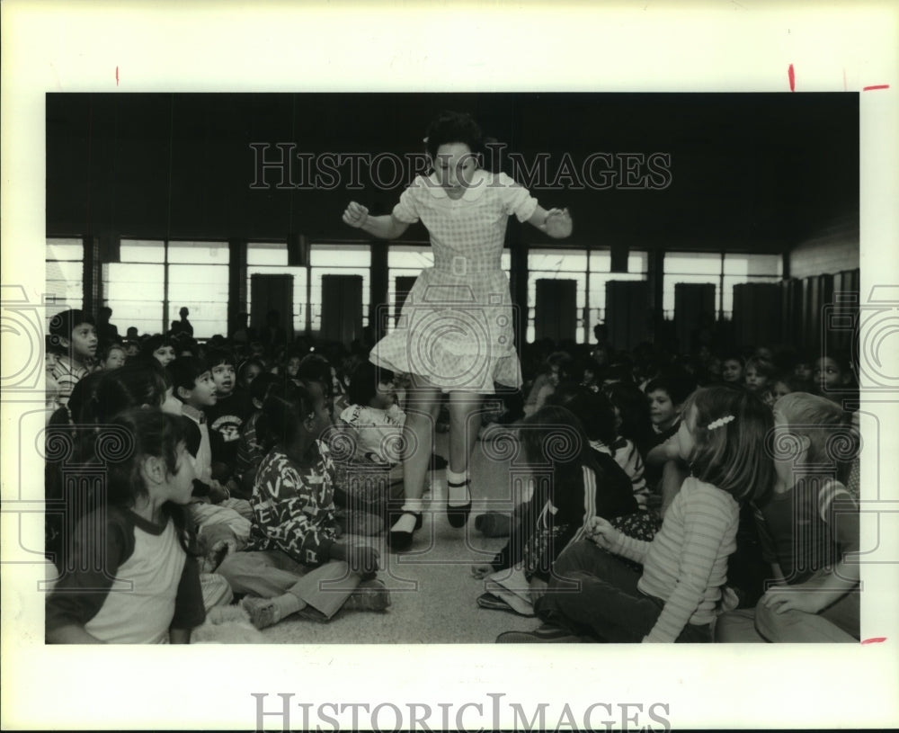 1986 Press Photo Houston&#39;s Shadow Oaks students watch &quot;Alice Becomes Electric&quot;- Historic Images