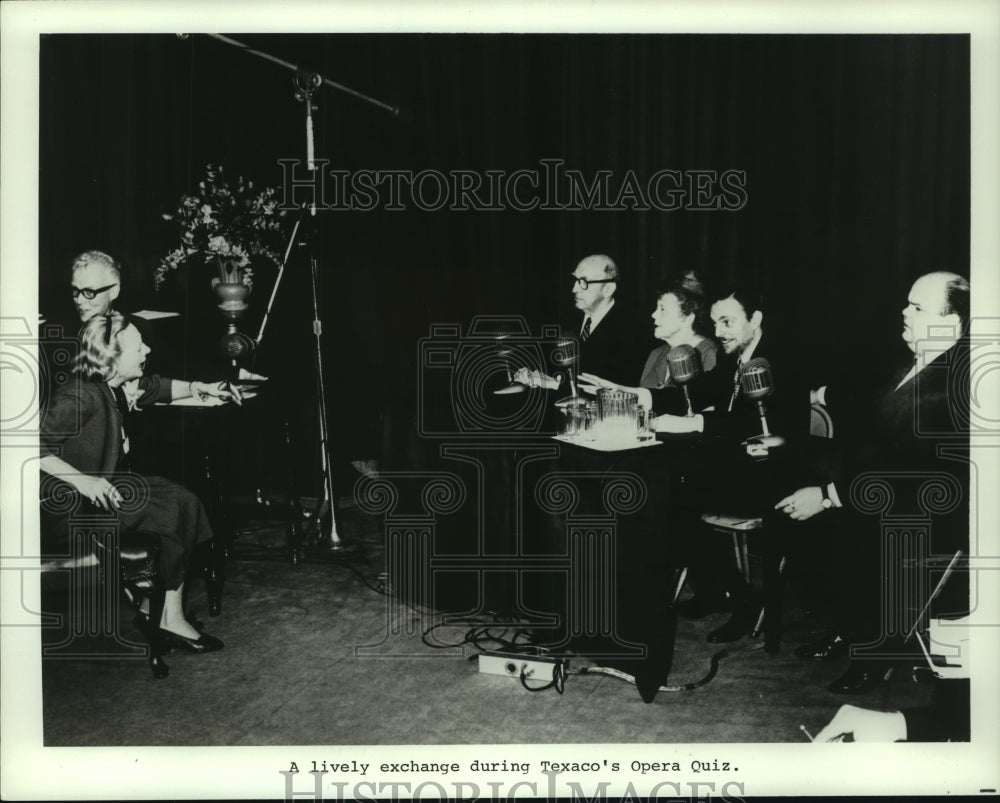 1983 Press Photo Lively exchange during Texaco&#39;s Opera Quiz radio program- Historic Images