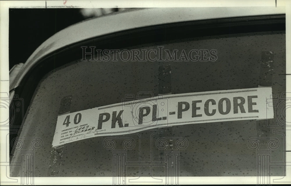1974 Press Photo Houston city permit on windshield - Jitney Service, Houston