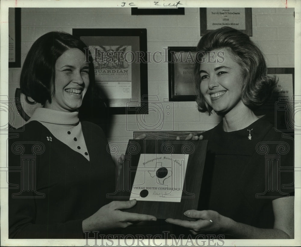 1968 Press Photo Mary Peterson of KTRK Houston accepts award from youth council