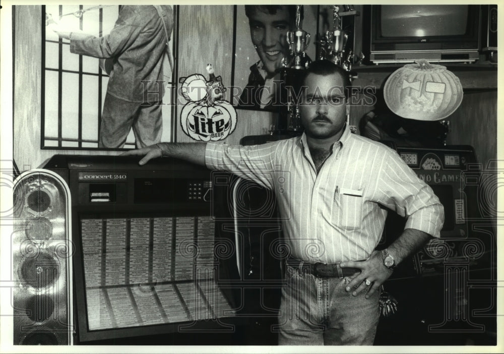 1989 Press Photo Joey&#39;s Bar &amp; Grill owner Joseph Minardi &amp; jukebox in Charleston- Historic Images