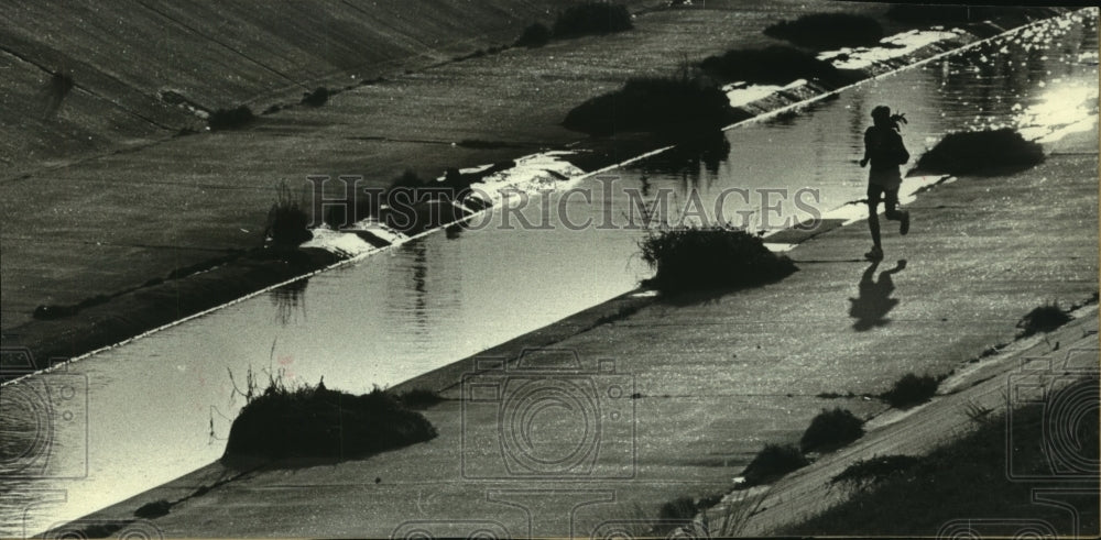 1983 Press Photo A girl jogging along one of Houston&#39;s drainage areas.- Historic Images