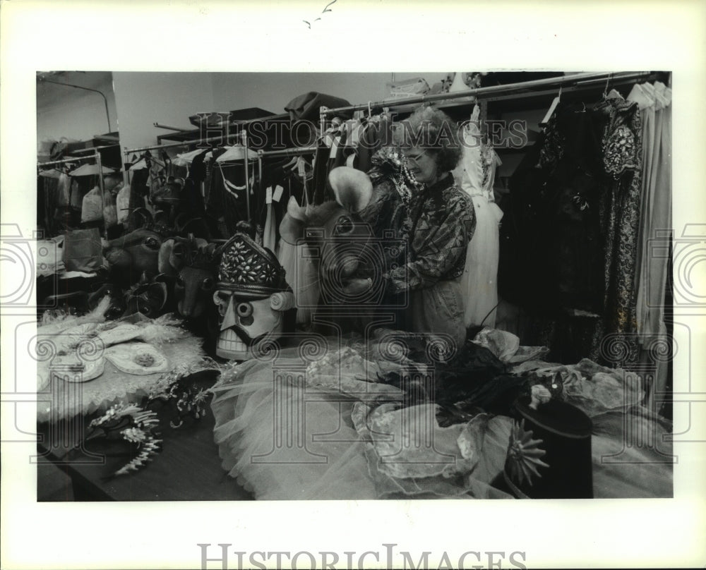 1990 Press Photo Houston Ballet&#39; supervisor Pat Padilla with Nutcracker costumes- Historic Images