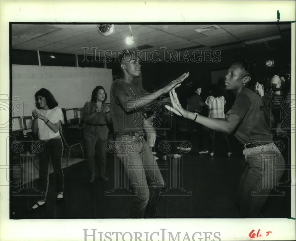 1985 Press Photo Dance floor at Off the Streets teen club in Houston - hca48541- Historic Images