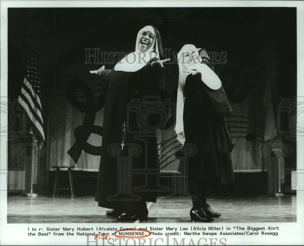 1989 Press Photo Alvaleta Guess &amp; Alicia Miller sing duet in &quot;Nunsense&quot; on tour- Historic Images