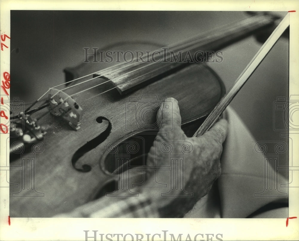 1981 Press Photo Elderly contestant waits his turn at Old Fiddler&#39;s Fest in TX- Historic Images