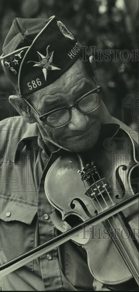 1979 Press Photo Johnny Clark plays at Houston&#39;s old-time fiddler&#39;s contest- Historic Images