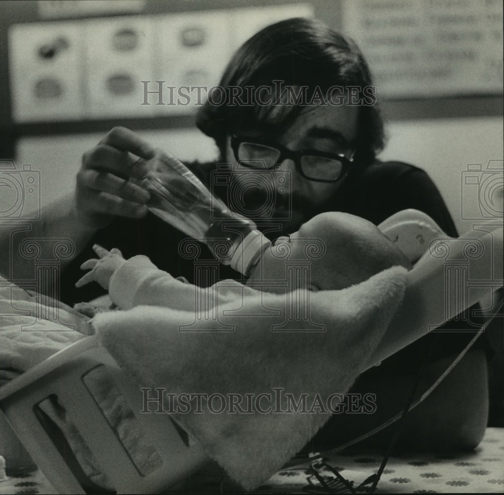 1970 Press Photo Rod Hawkins feeds Wade Tidwell at Oleo Strut coffee house, TX