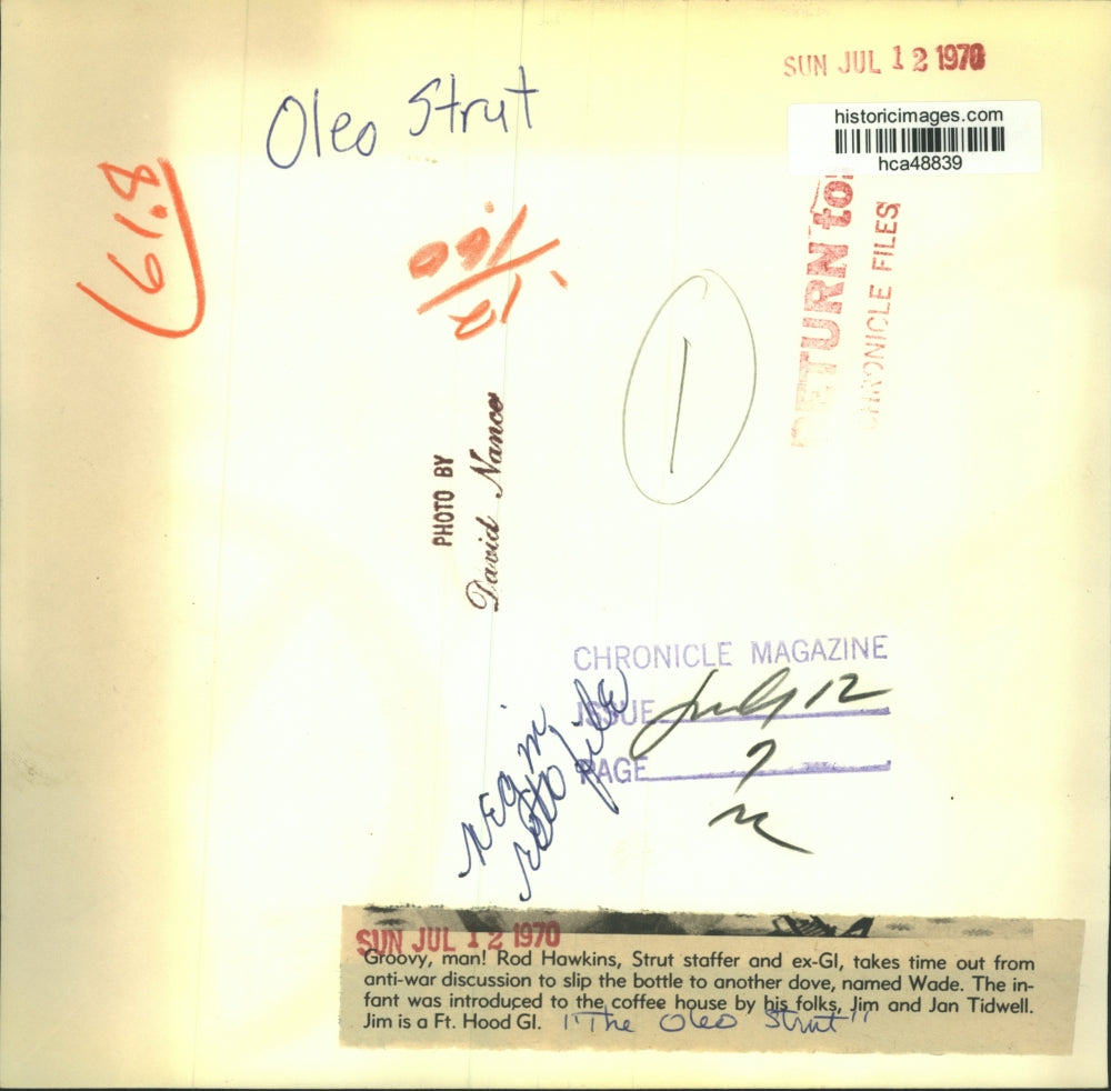 1970 Press Photo Rod Hawkins feeds Wade Tidwell at Oleo Strut coffee house, TX