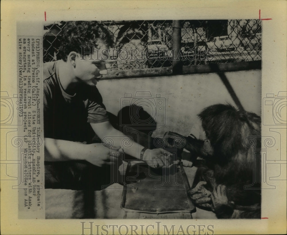 1973 Press Photo Student Gary Shapiro and Azak the Orangutan in California