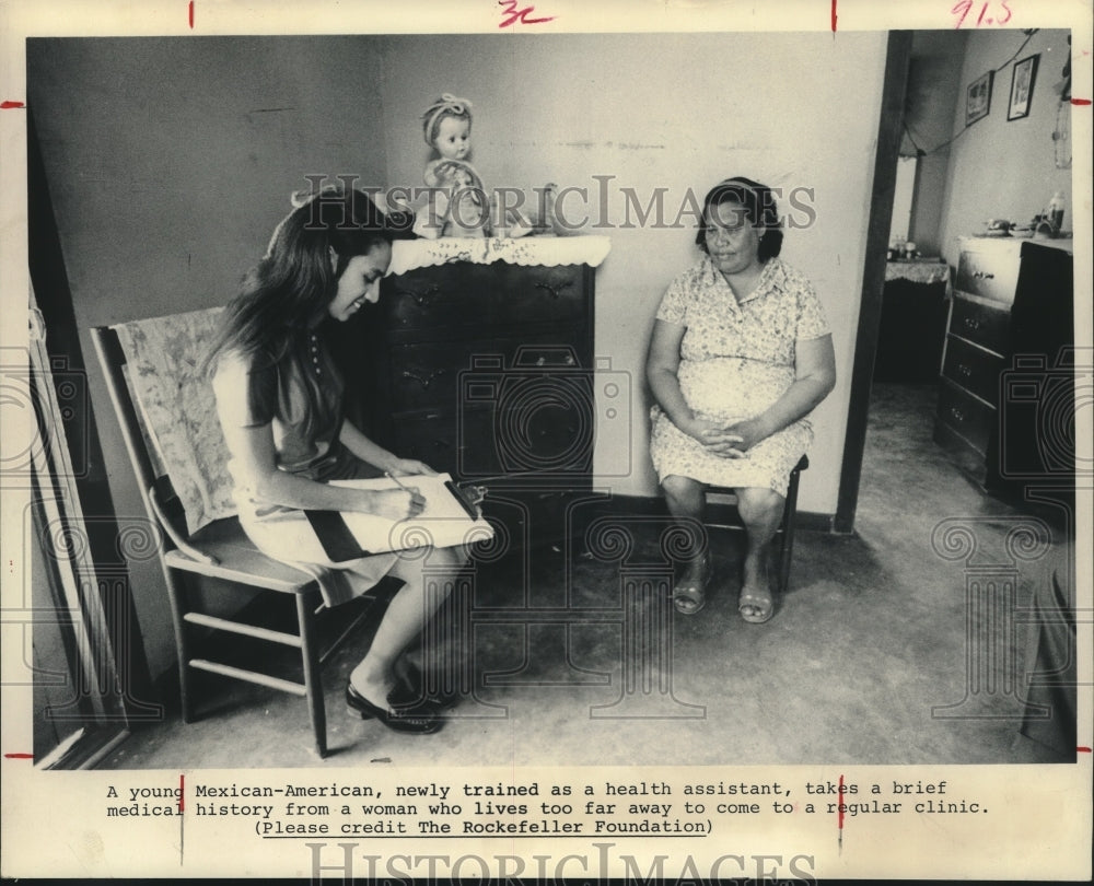 1971 Press Photo Assistant for Project Hope takes medical history from patient