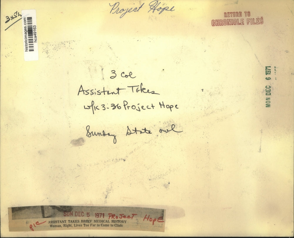 1971 Press Photo Assistant for Project Hope takes medical history from patient