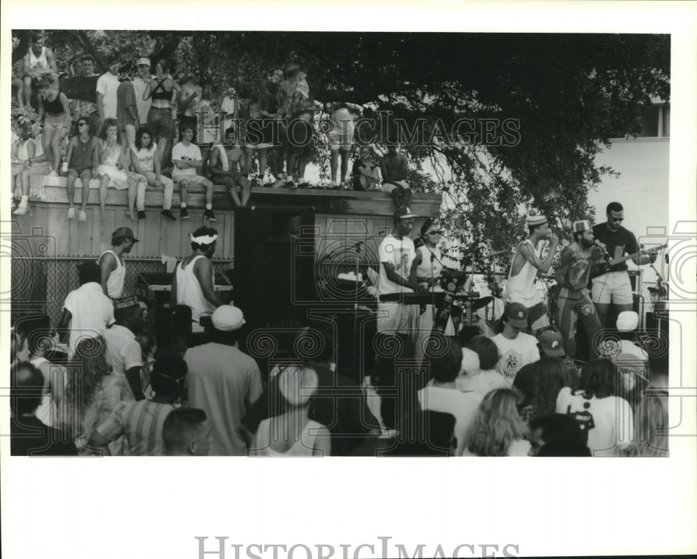 1990 Press Photo Reggae festival goers watch from behind stage, Tower Theatre- Historic Images