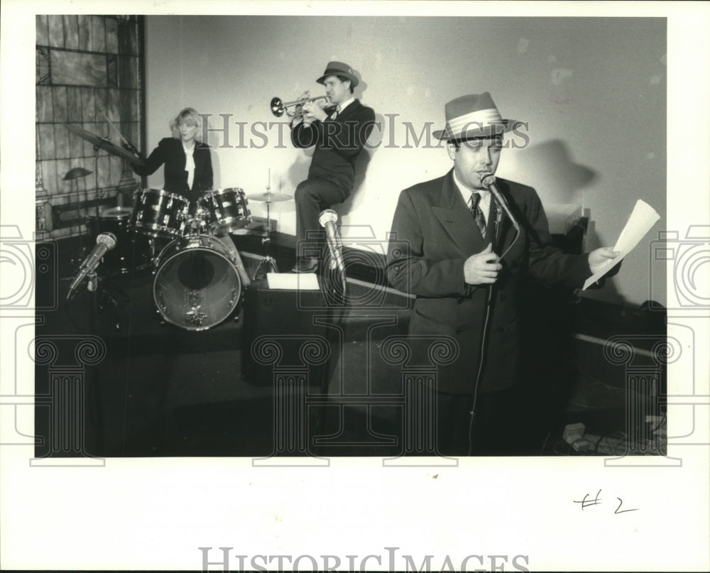 1985 Press Photo Radio Music Theater cast &quot;on air&quot; - hca49233- Historic Images