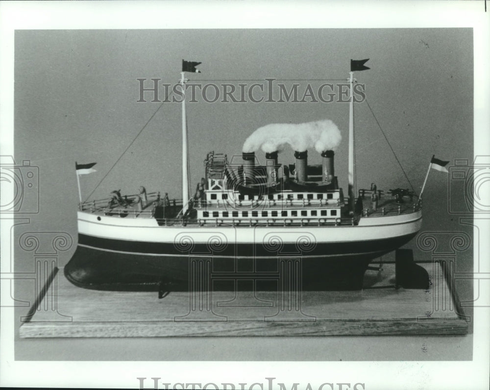 1986 Press Photo &quot;A Ocean Steamer&quot; Toy on Display at Railroad Museum in Texas- Historic Images