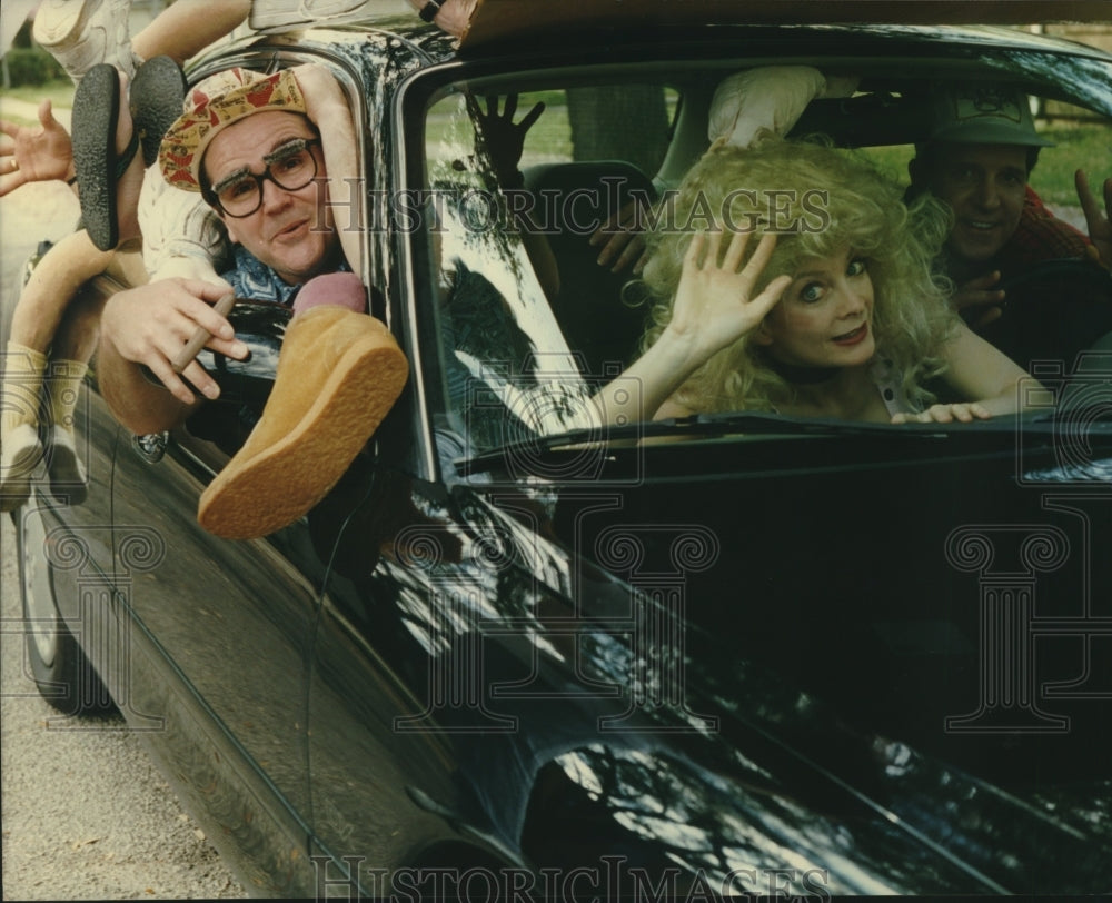 1984 Press Photo Entertainers Rich Mills, Vicki Farrell, Steve Farrell in a car- Historic Images