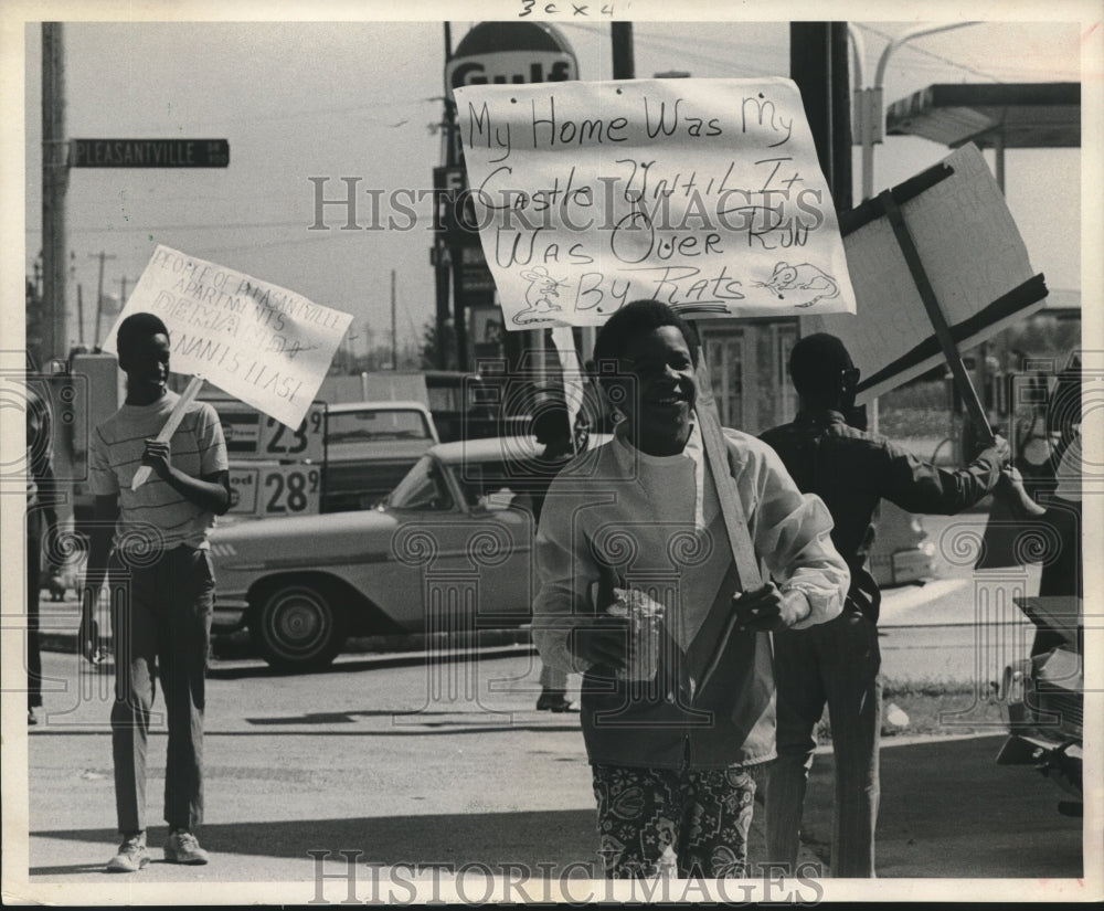 1970 Press Photo Tenants of Pleasantville Apartments Picketed Project Management