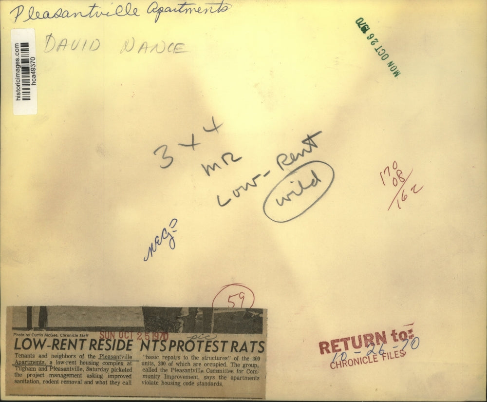 1970 Press Photo Tenants of Pleasantville Apartments Picketed Project Management