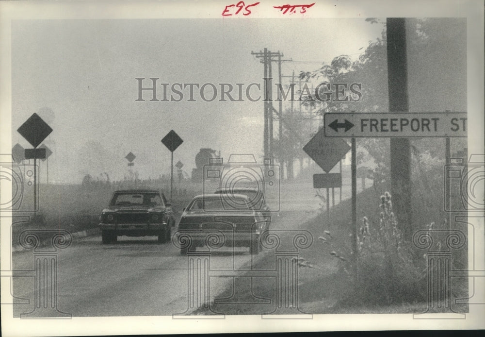 1975 Press Photo Fog of chlorine gas envelops cars on I-10 in Houston