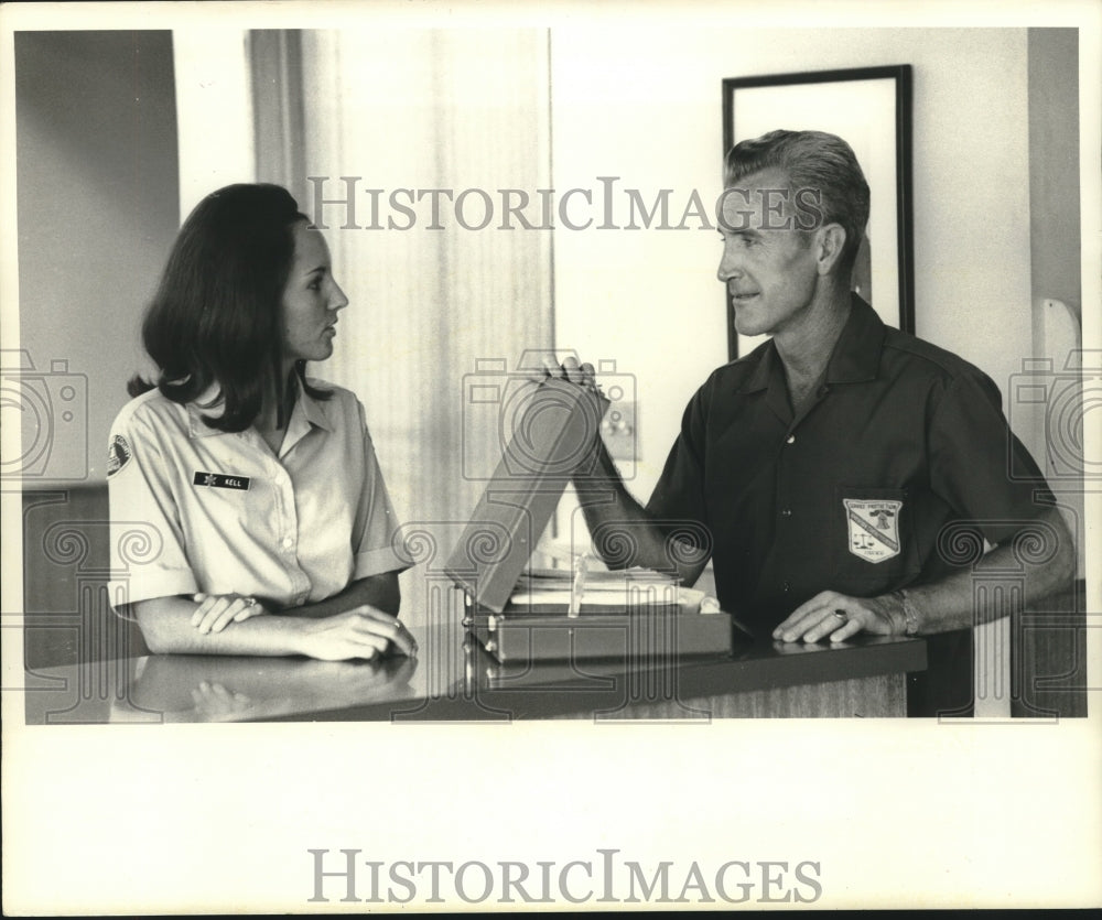 1970 Press Photo Sergeant H.C. Hayes Checks Papers With Dispatcher Geri Kell