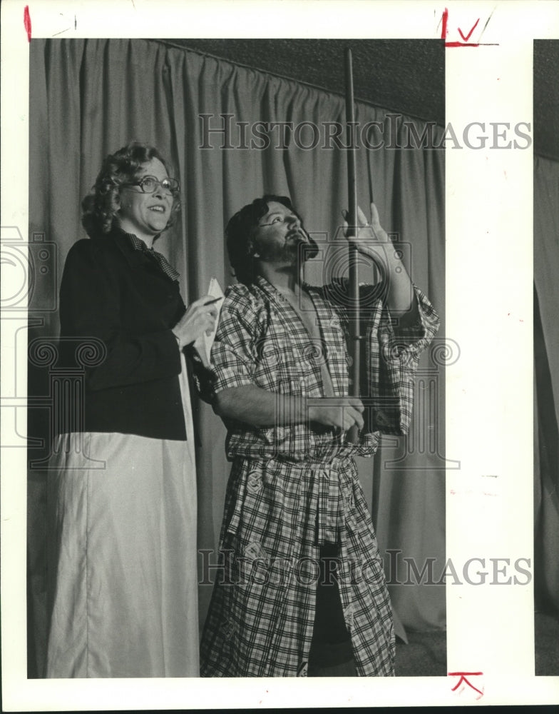 1982 Press Photo Vicki Whit and George Rosenblatt at Press Club Show, Houston- Historic Images