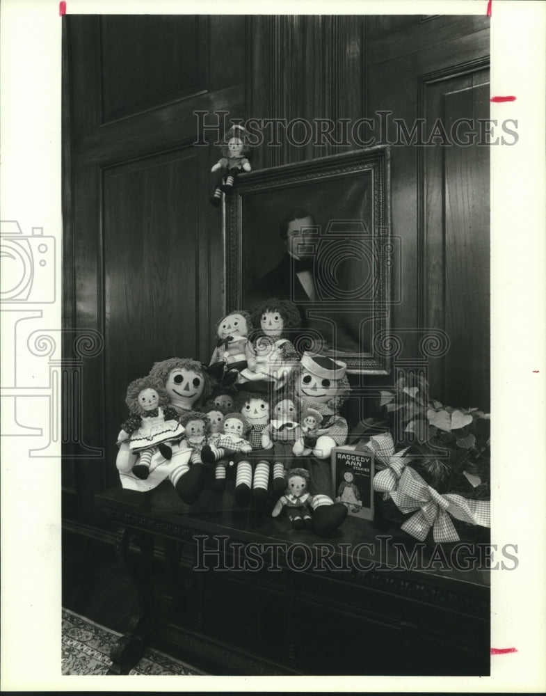 1986 Press Photo Raggedy Ann Exhibit at River Oaks Bank, River Oaks, Texas- Historic Images