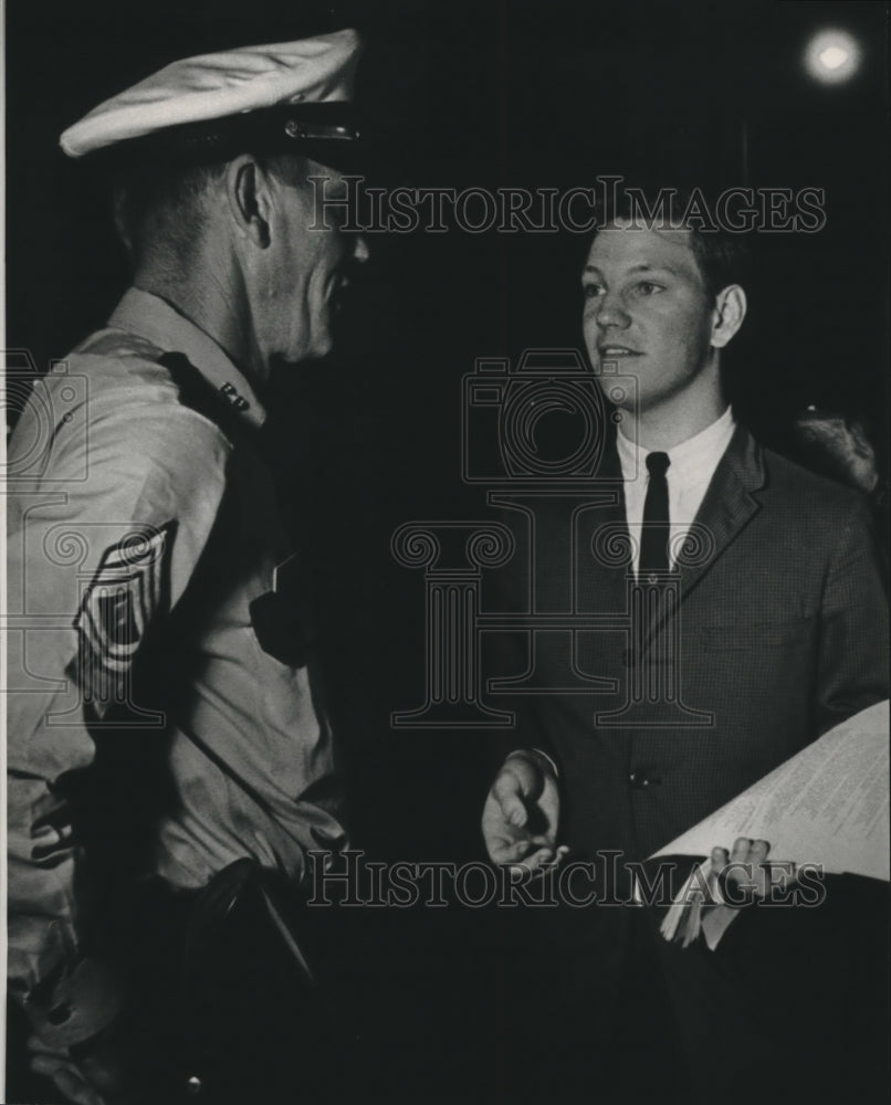 1964 Press Photo Sgt. Hensley with Bob Conner at Project Prayer Rally in Texas