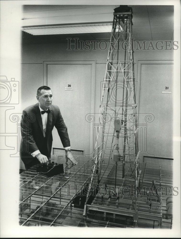 1962 Press Photo Don Woodward of Project Mohole with Model of Drill - hca50010