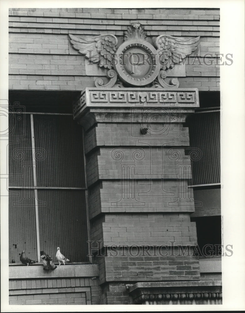 1975 Press Photo Pigeons on Building at Old Market Square in Houston, Texas